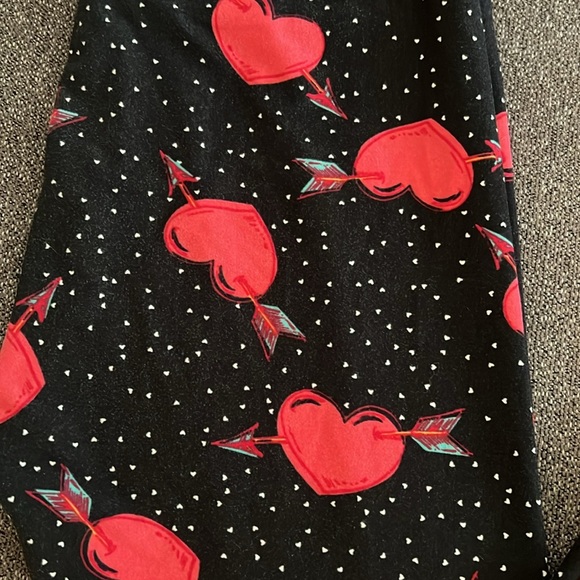 LuLaRoe Hearts and Arrows Print Leggings. OS - Picture 2 of 7